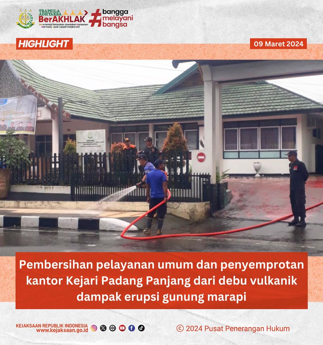 Pembersihan pelayanan umum dan penyemprotan kantor Kejaksaan Negeri Padang Panjang